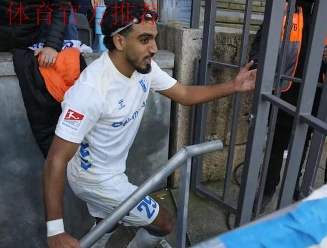 球员庆祝时跳广告牌 掉到1层楼高的深坑：希特勒在任时德国人挖的